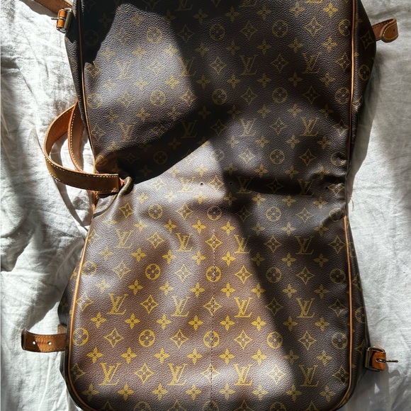 Louis Vuitton buckle and expandable messenger bag - Picture 2 of 7